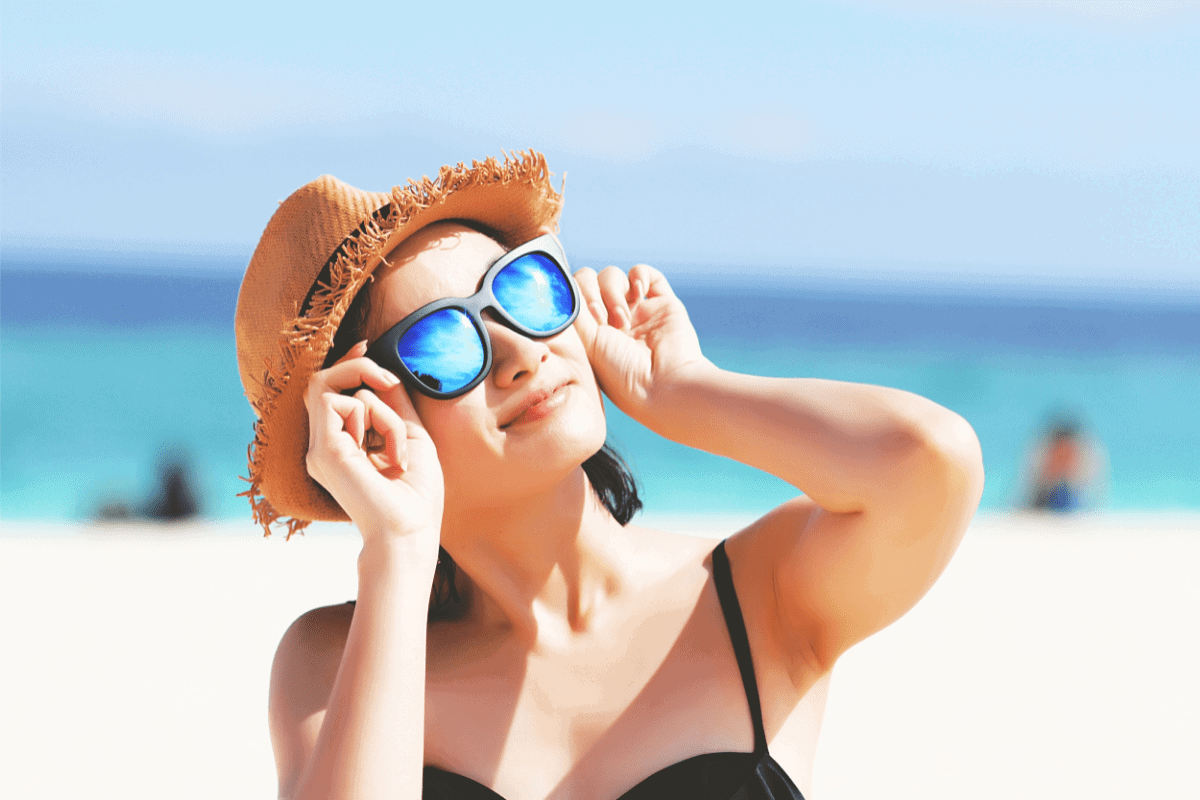 Woman with sunglasses in bikini, Sunglasses reflects the sun.