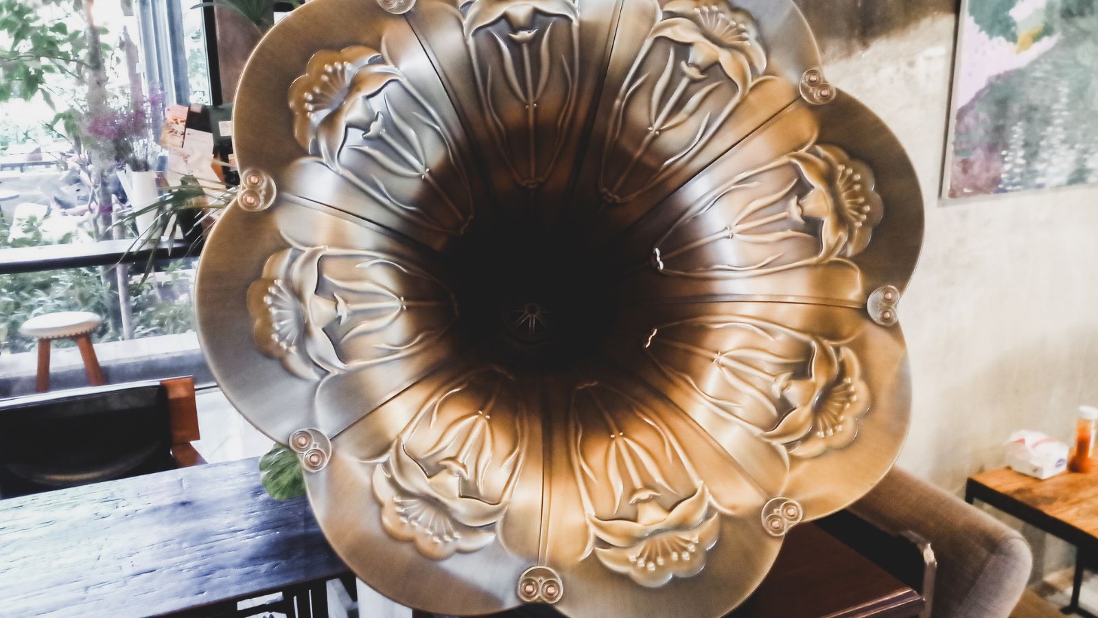 Rediscover the Past: 15 Surprising Things That Decorated Every 70s Home, But Are Now Extinct