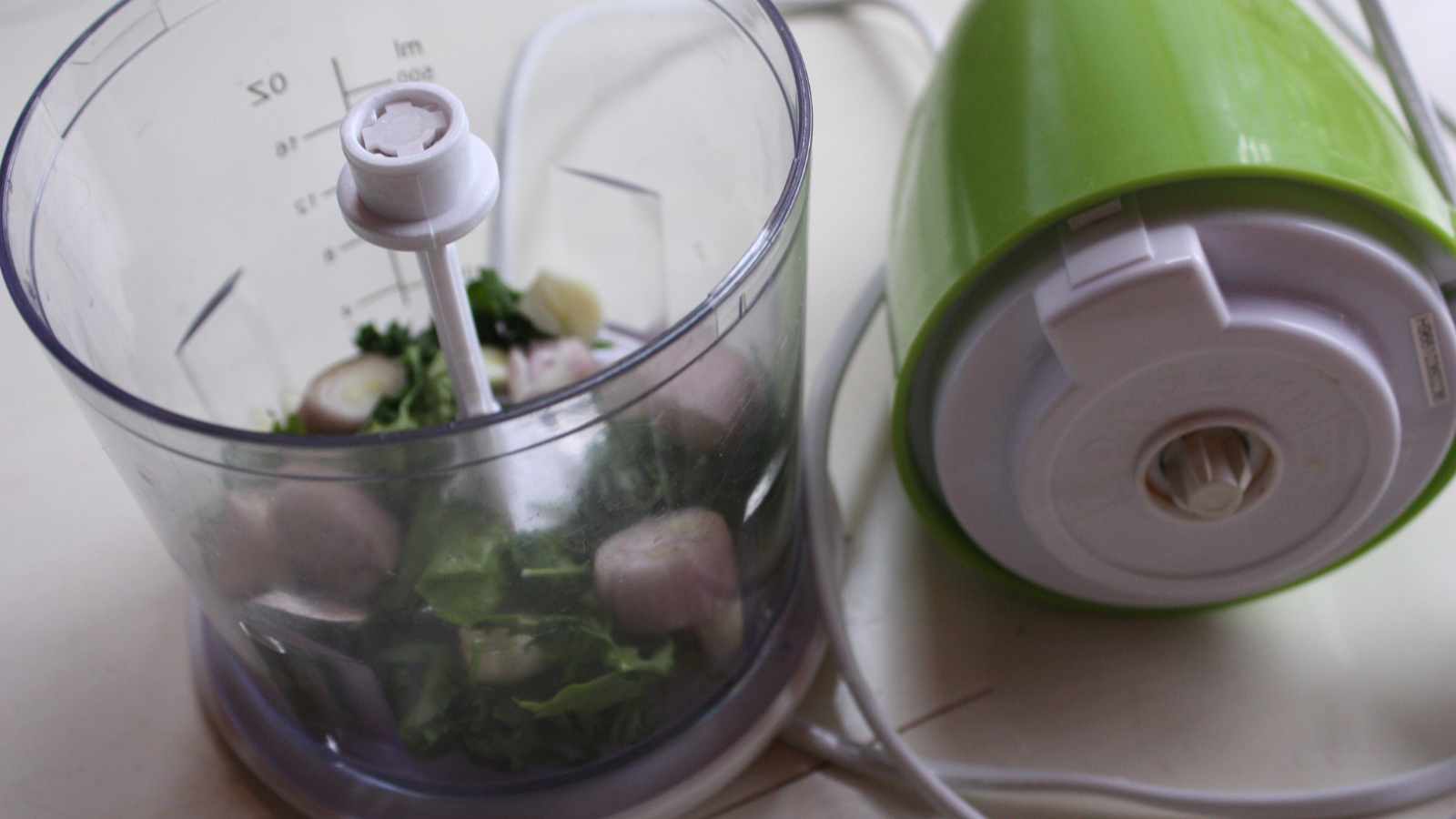 Electric vegetable choppers