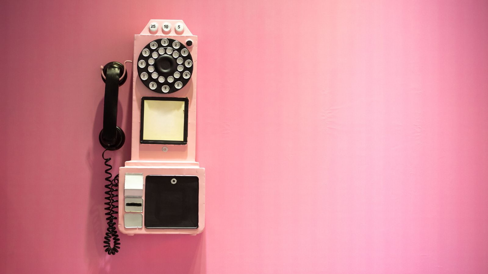 Rediscover the Past: 15 Surprising Things That Decorated Every 70s Home, But Are Now Extinct