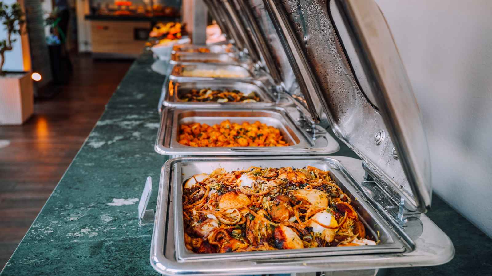 20 Red Flags That Scream 'Run' When Dining At A Restaurant