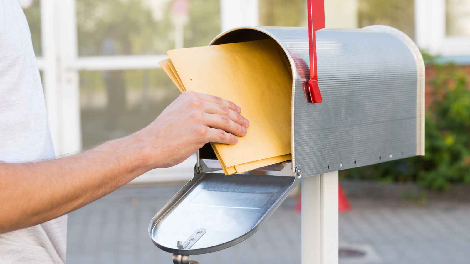Burglars Spill the Secrets: 20 Ways You're Making Your Home an Easy Target for Robbery