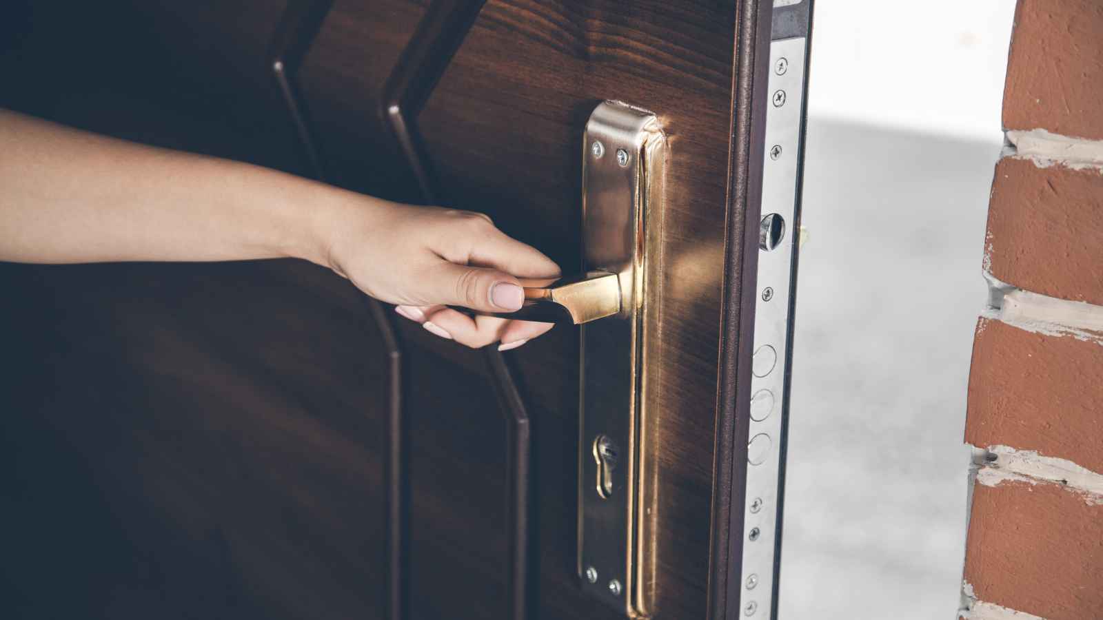 Burglars Spill the Secrets: 20 Ways You're Making Your Home an Easy Target for Robbery