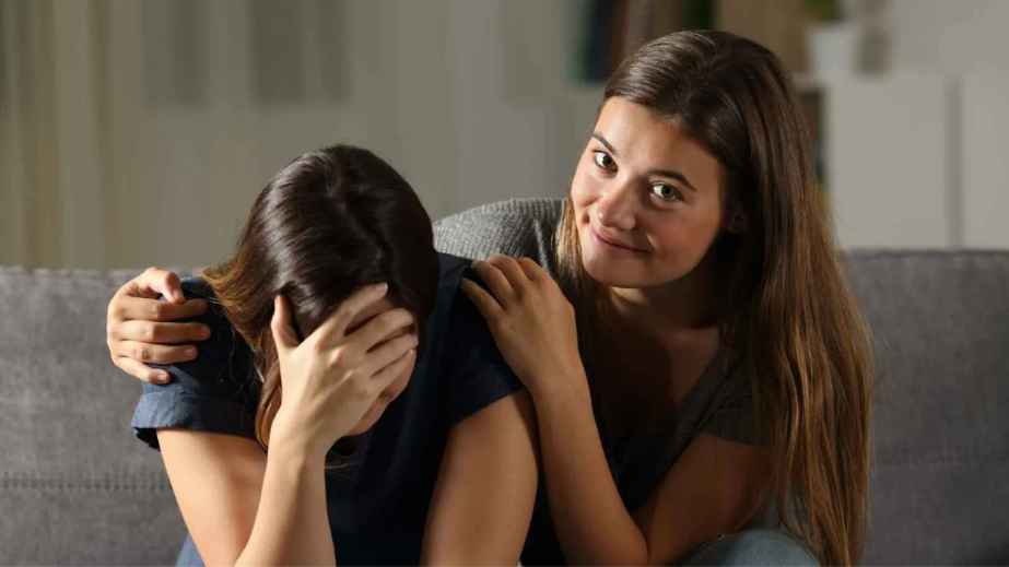 8 Subtle Signs of a Fake Friend