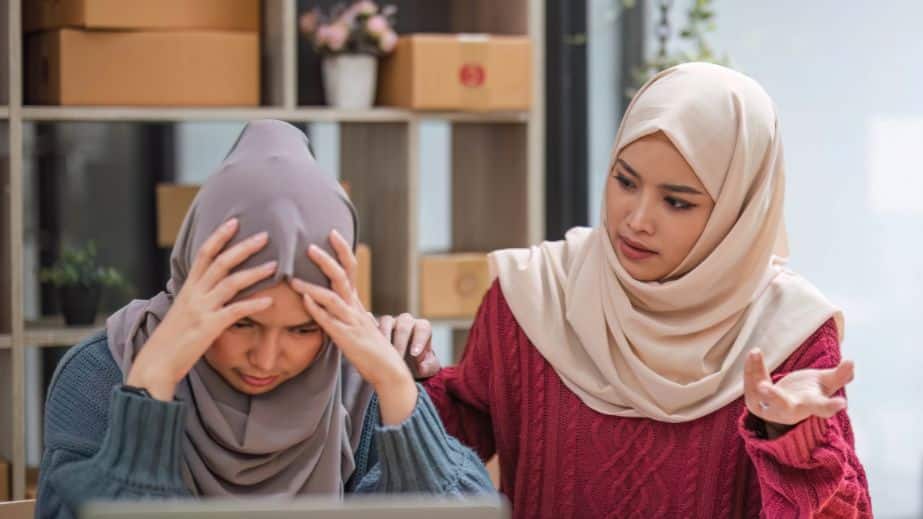 14 Things That Label You as 'Uneducated' on Social Media