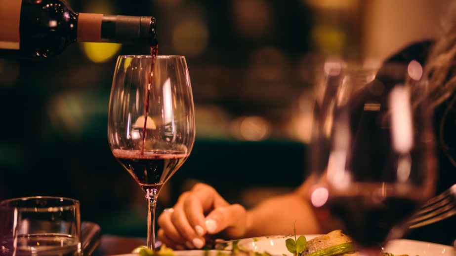 20 Unforgivable Blunders When Dining Out: Don’t Be Caught Making These