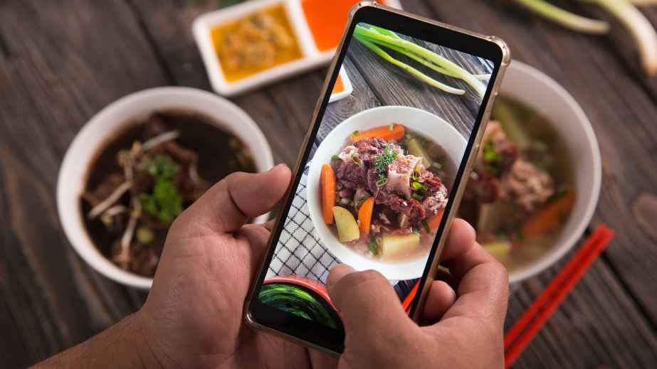 20 Unforgivable Blunders When Dining Out: Don’t Be Caught Making These
