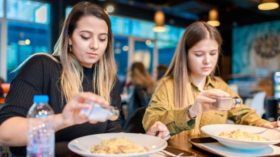 20 Unforgivable Blunders When Dining Out: Don’t Be Caught Making These