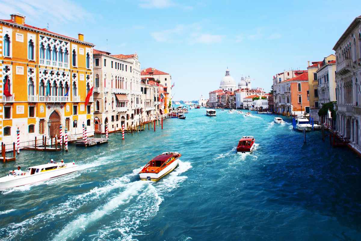 Italy is an unforgettable destination for the holiday season, with its rich history, culture, and gastronomy. From Rome to Florence and Venice, each city offers a unique charm. The countryside is a tranquil retreat with vineyards and farmhouses. Festivities illuminate the streets, markets with traditional crafts, and restaurants serving holiday delicacies. If you're seeking a holiday rich in cultural experiences, cuisine, and wines, Italy is truly unrivaled.